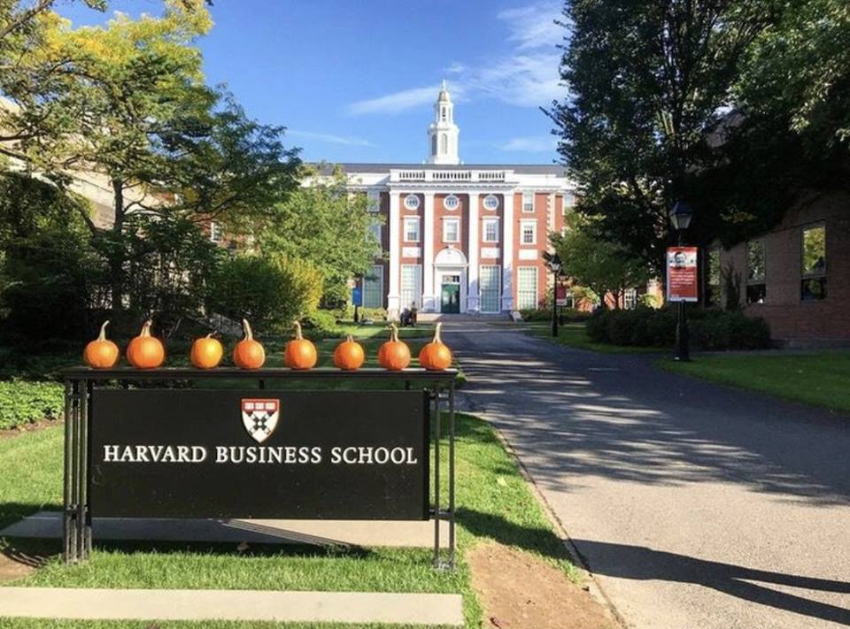 Гарвардская школа бизнеса. Школа Гарвард. Гарвард бизнес школа. Гарвардская школа СПБ.